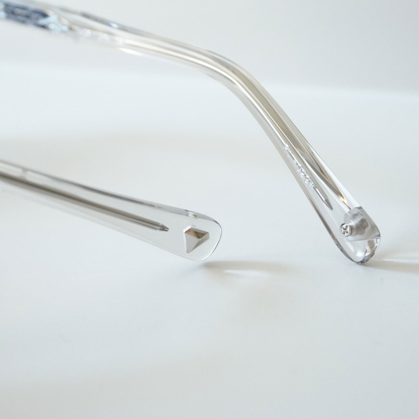 SYMPOSIUM (LIGHT GREY CRYSTAL)
