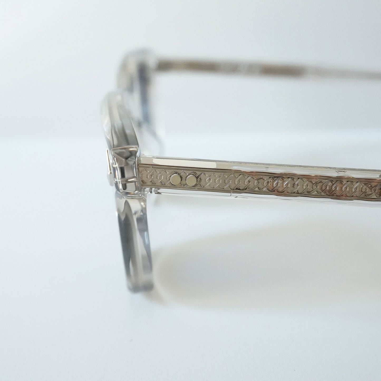 SYMPOSIUM (LIGHT GREY CRYSTAL)