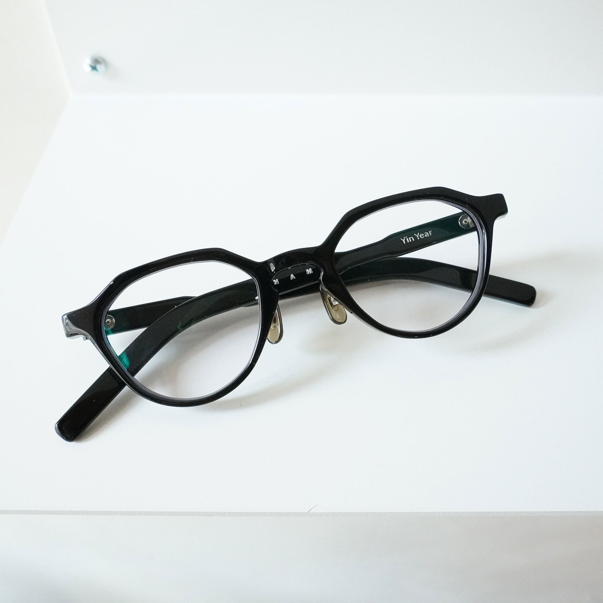 Yin Year ブラック サングラス 収納袋付き Yin Year ブラック サングラス 収納袋付き